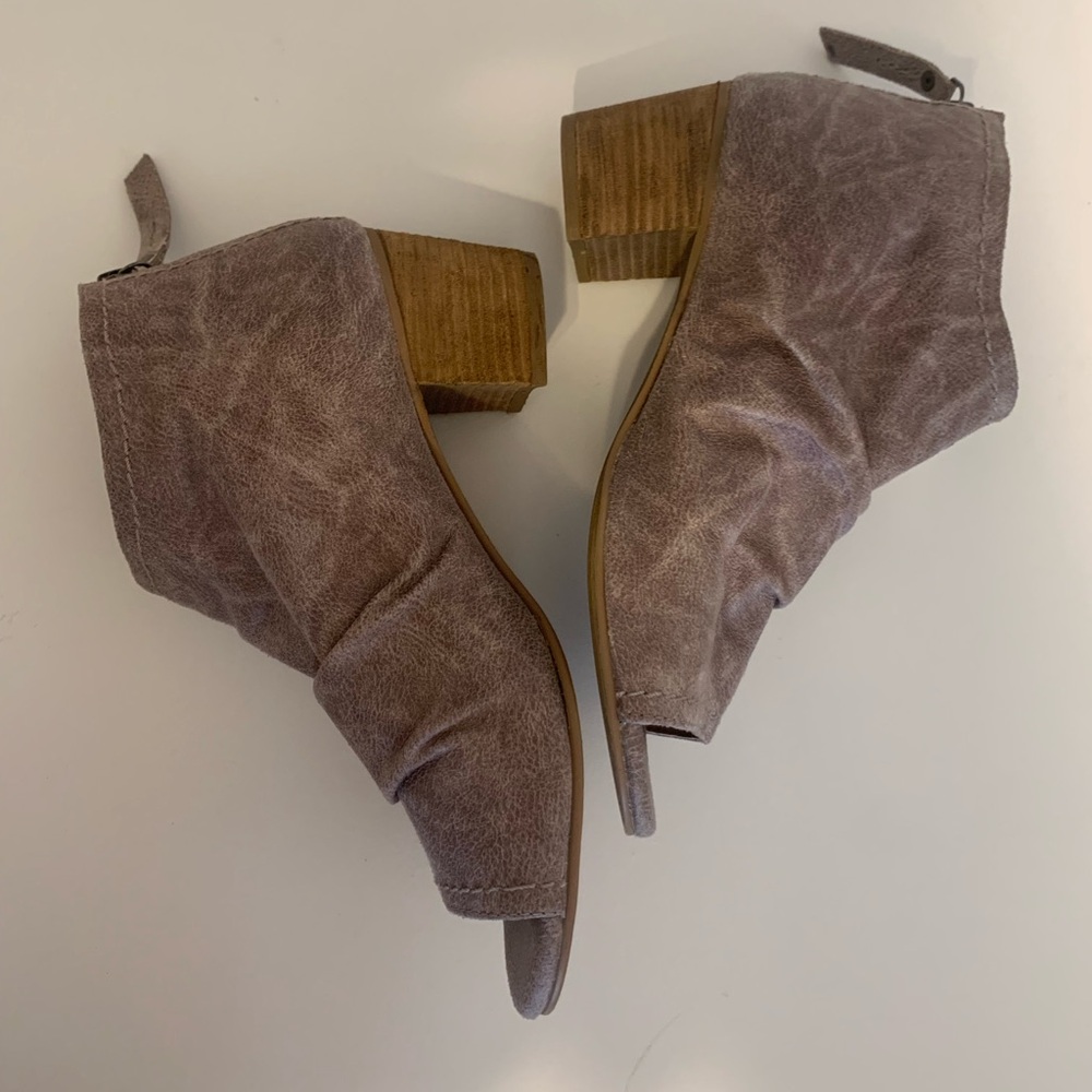 Not Rated size 6 beige suede heels